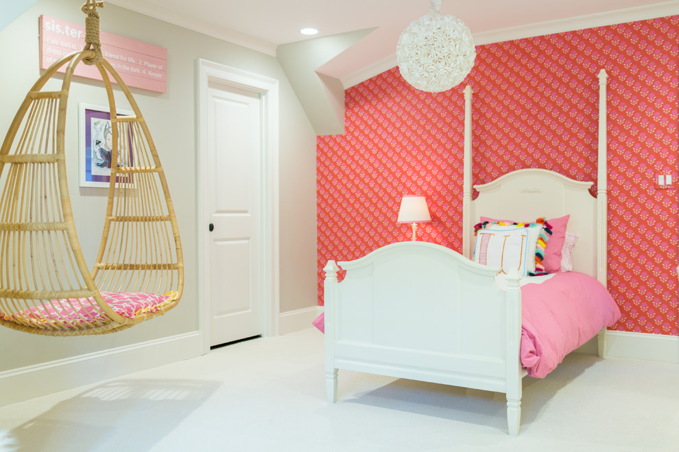 На фото: большая детская в стиле неоклассика (современная классика) с спальным местом, серыми стенами и ковровым покрытием для ребенка от 4 до 10 лет, девочки