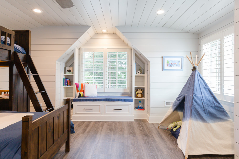 Foto de dormitorio infantil de 4 a 10 años tradicional renovado grande con paredes blancas y suelo de madera en tonos medios