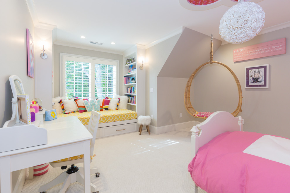 Klassisk inredning av ett stort flickrum kombinerat med sovrum och för 4-10-åringar, med grå väggar och heltäckningsmatta