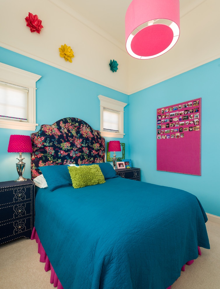 Bild på ett vintage barnrum kombinerat med sovrum, med blå väggar, heltäckningsmatta och beiget golv