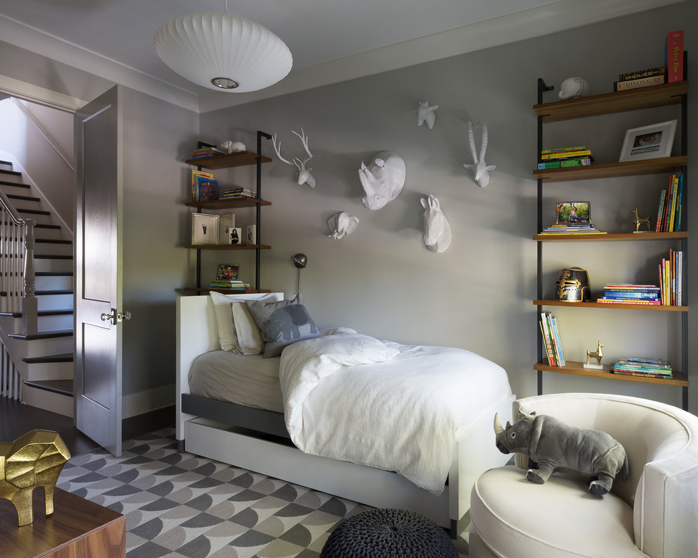Inspiration för ett vintage könsneutralt barnrum kombinerat med sovrum, med grå väggar, mörkt trägolv och brunt golv