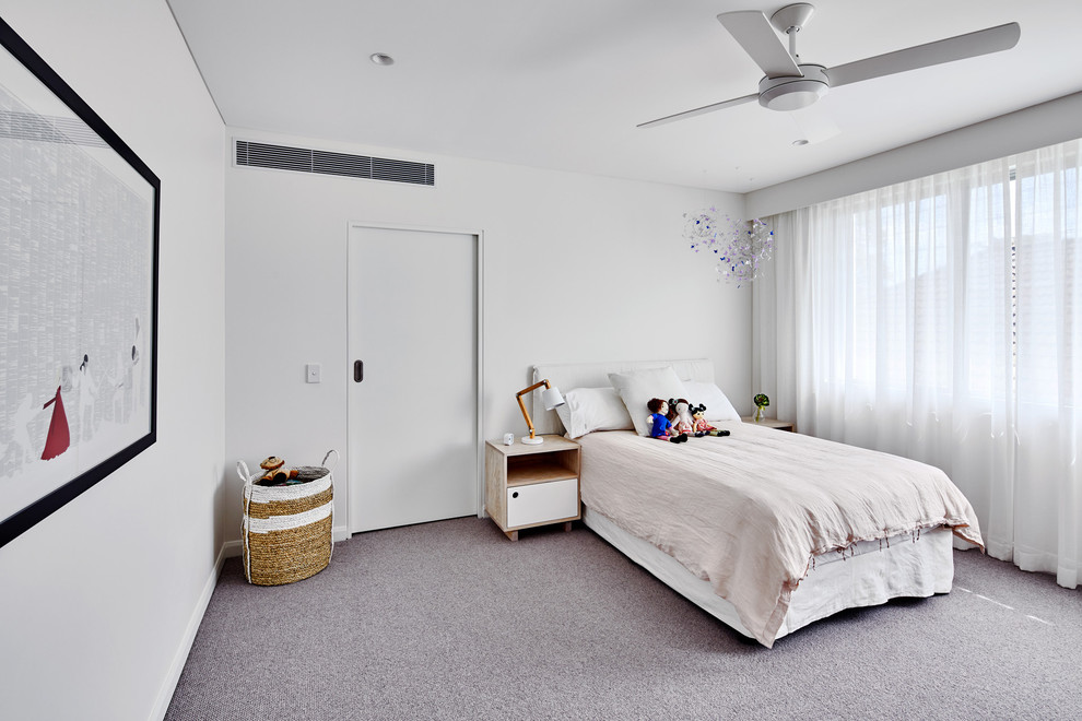 Источник вдохновения для домашнего уюта: детская в современном стиле с спальным местом, белыми стенами, ковровым покрытием и серым полом для девочки