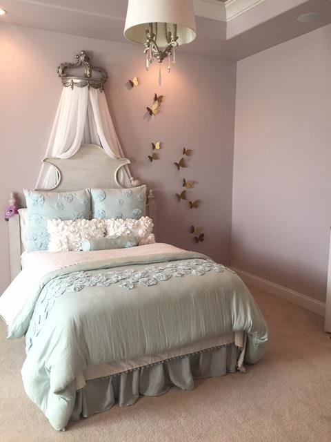 Imagen de dormitorio infantil de 4 a 10 años clásico renovado de tamaño medio con paredes púrpuras, moqueta y suelo beige