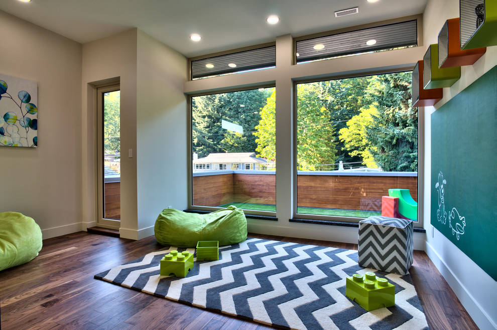 Neutrales Modernes Kinderzimmer mit Spielecke, beiger Wandfarbe und dunklem Holzboden in Vancouver