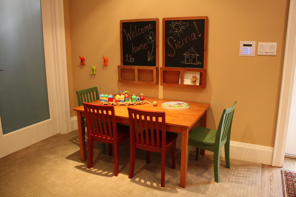 Cette photo montre une chambre d'enfant de 4 à 10 ans de taille moyenne avec un mur jaune et parquet clair.