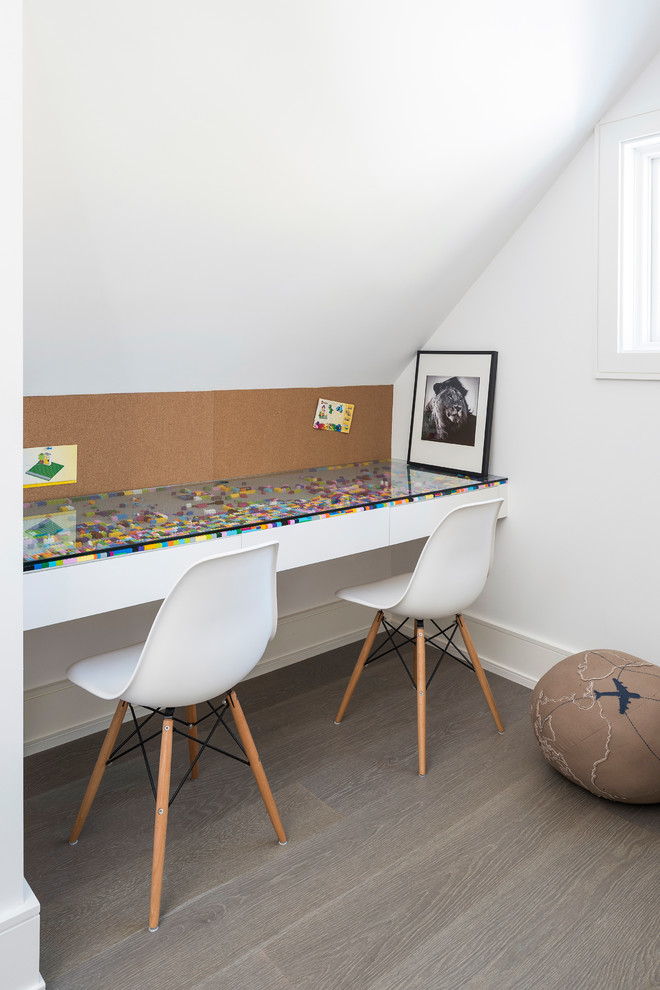 Idéer för mellanstora funkis könsneutrala barnrum kombinerat med skrivbord och för 4-10-åringar, med vita väggar, ljust trägolv och grått golv