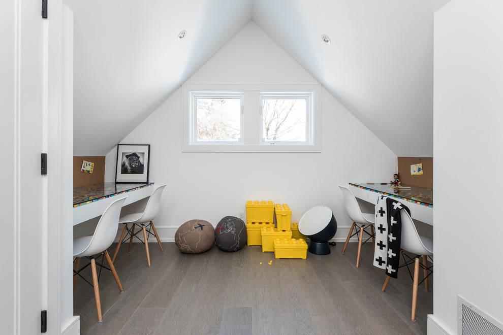 Aménagement d'une chambre neutre de 4 à 10 ans moderne de taille moyenne avec un bureau, un mur blanc, parquet clair et un sol gris.