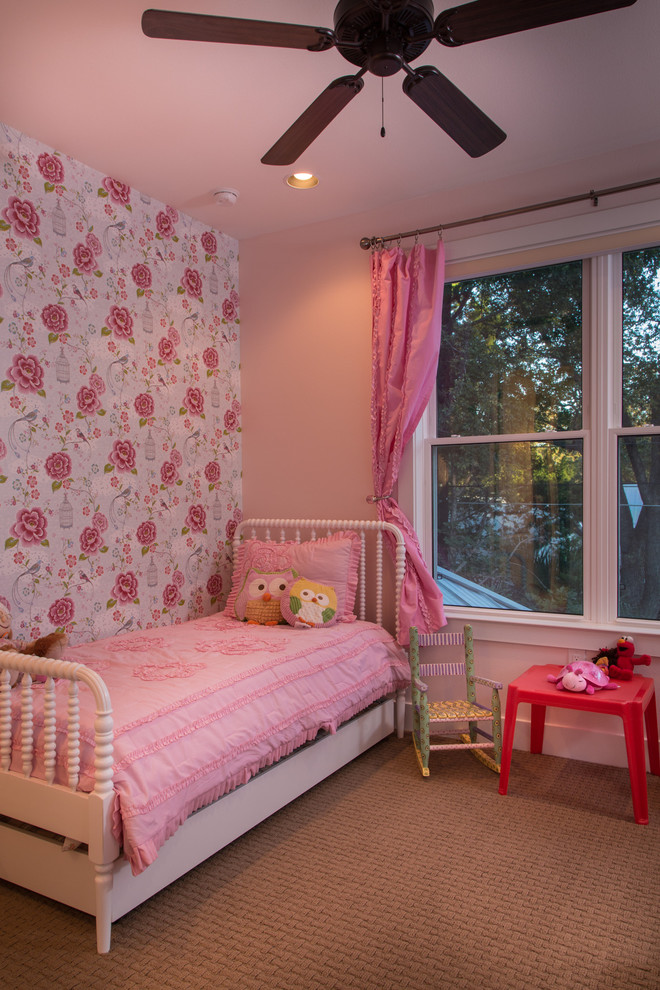 Aménagement d'une chambre de fille éclectique avec un mur multicolore.