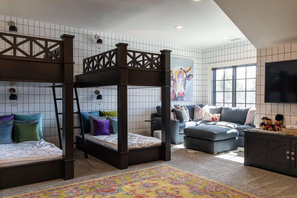Exempel på ett klassiskt barnrum kombinerat med sovrum, med vita väggar, heltäckningsmatta och grått golv