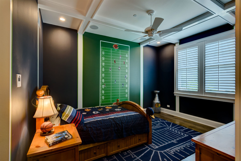 Exempel på ett mellanstort amerikanskt pojkrum kombinerat med sovrum och för 4-10-åringar, med blå väggar, mörkt trägolv och brunt golv