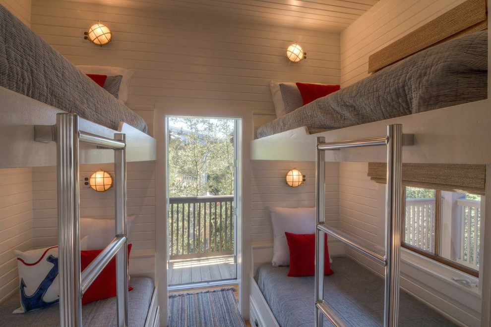 Immagine di una cameretta per bambini da 4 a 10 anni stile marino di medie dimensioni con pareti bianche e pavimento in legno massello medio