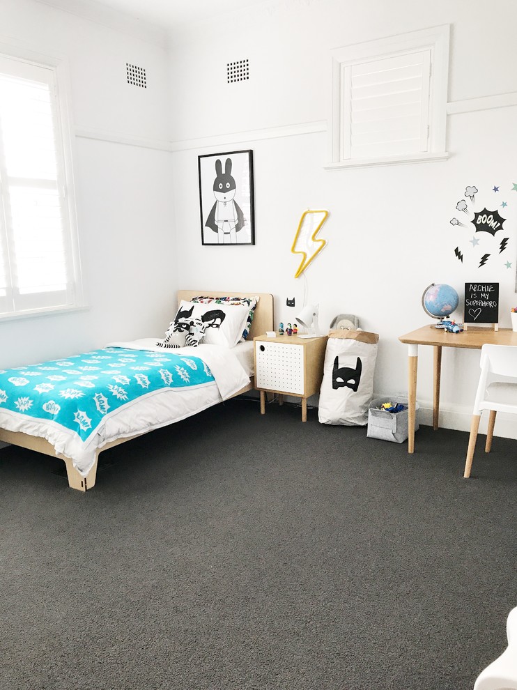 Cette photo montre une grande chambre d'enfant de 4 à 10 ans scandinave avec un mur blanc, moquette et un sol gris.
