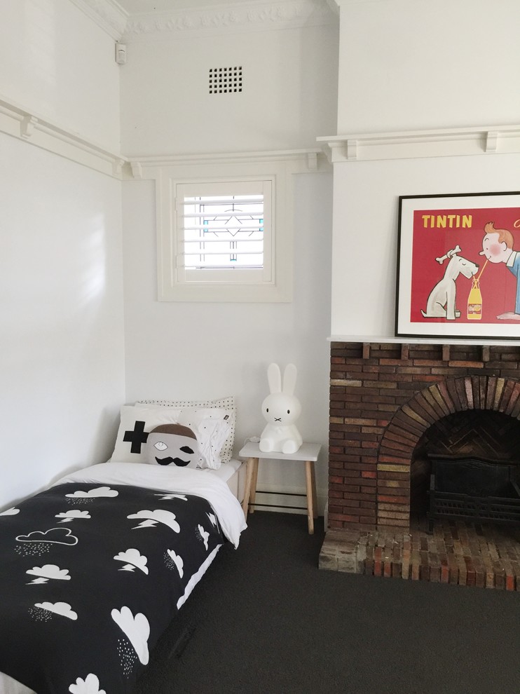 Foto på ett stort minimalistiskt pojkrum kombinerat med sovrum och för 4-10-åringar, med vita väggar, heltäckningsmatta och grått golv