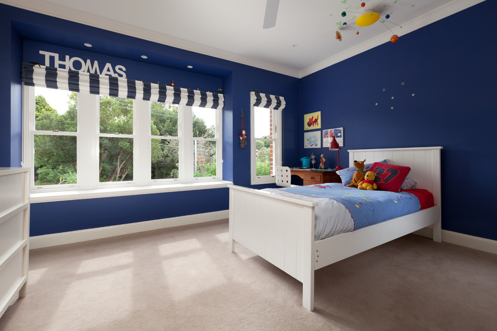 Diseño de habitación de niño de 4 a 10 años costera con paredes azules y moqueta