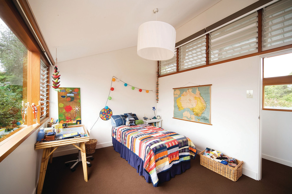 Источник вдохновения для домашнего уюта: маленькая детская в современном стиле с спальным местом, белыми стенами и ковровым покрытием для ребенка от 1 до 3 лет, мальчика, на участке и в саду