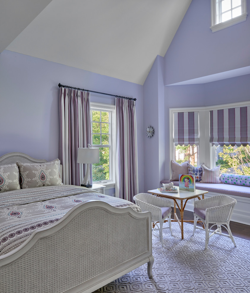 Modelo de dormitorio infantil clásico renovado con paredes púrpuras, suelo de madera oscura y suelo marrón