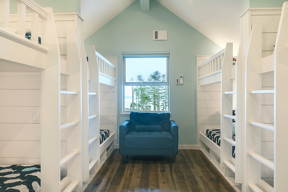 Imagen de dormitorio infantil marinero de tamaño medio con paredes blancas, suelo de madera en tonos medios y suelo marrón