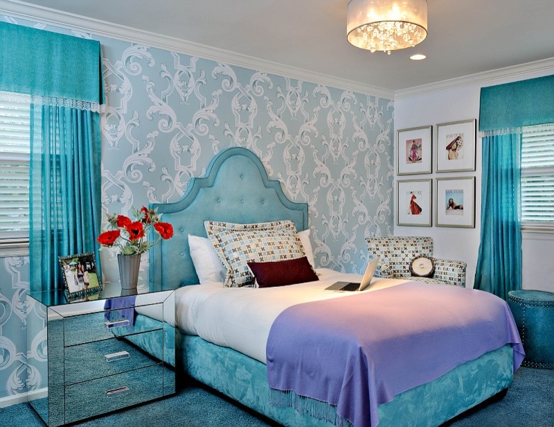 Großes Eklektisches Mädchenzimmer mit Schlafplatz, weißer Wandfarbe, Teppichboden und blauem Boden in New York