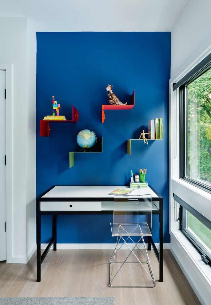 Идея дизайна: детская среднего размера в современном стиле с спальным местом и синими стенами для ребенка от 4 до 10 лет, мальчика