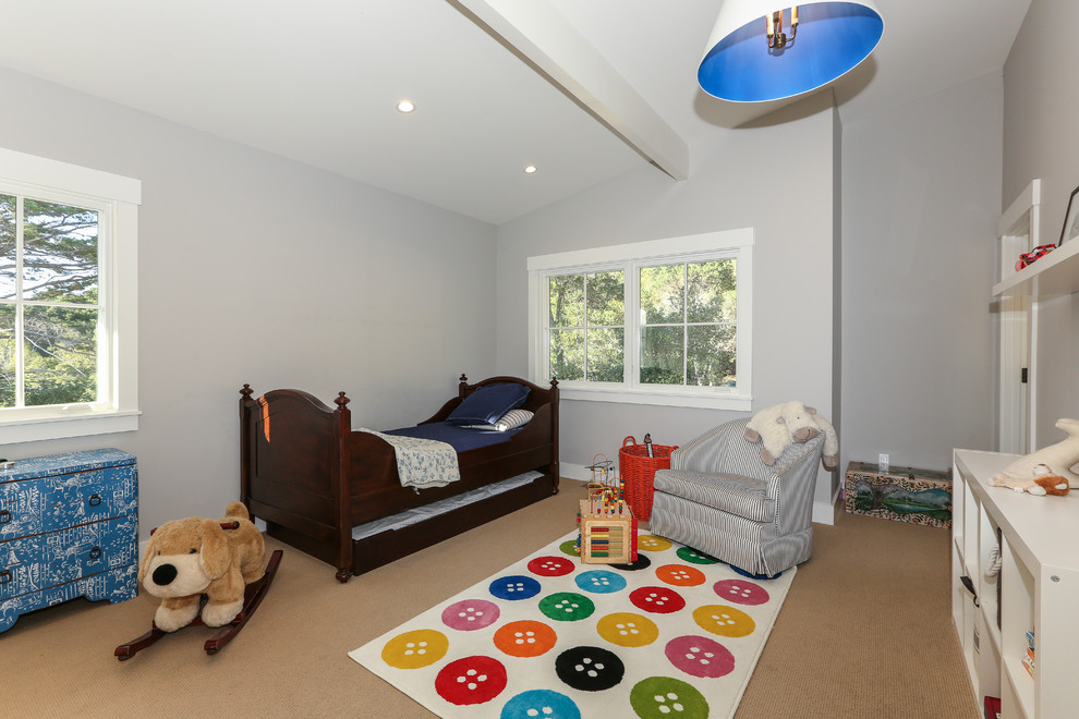 Exempel på ett modernt könsneutralt småbarnsrum kombinerat med sovrum, med grå väggar och heltäckningsmatta