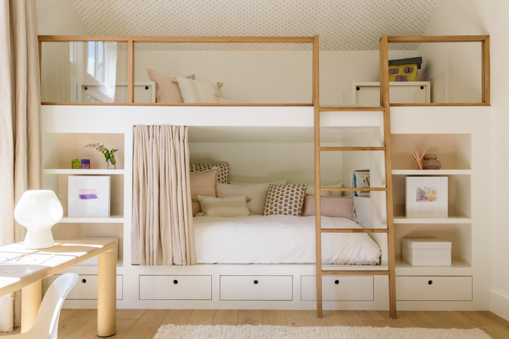 Idee per una cameretta per bambini country di medie dimensioni con pareti bianche, pavimento in legno massello medio, pavimento beige e soffitto in carta da parati