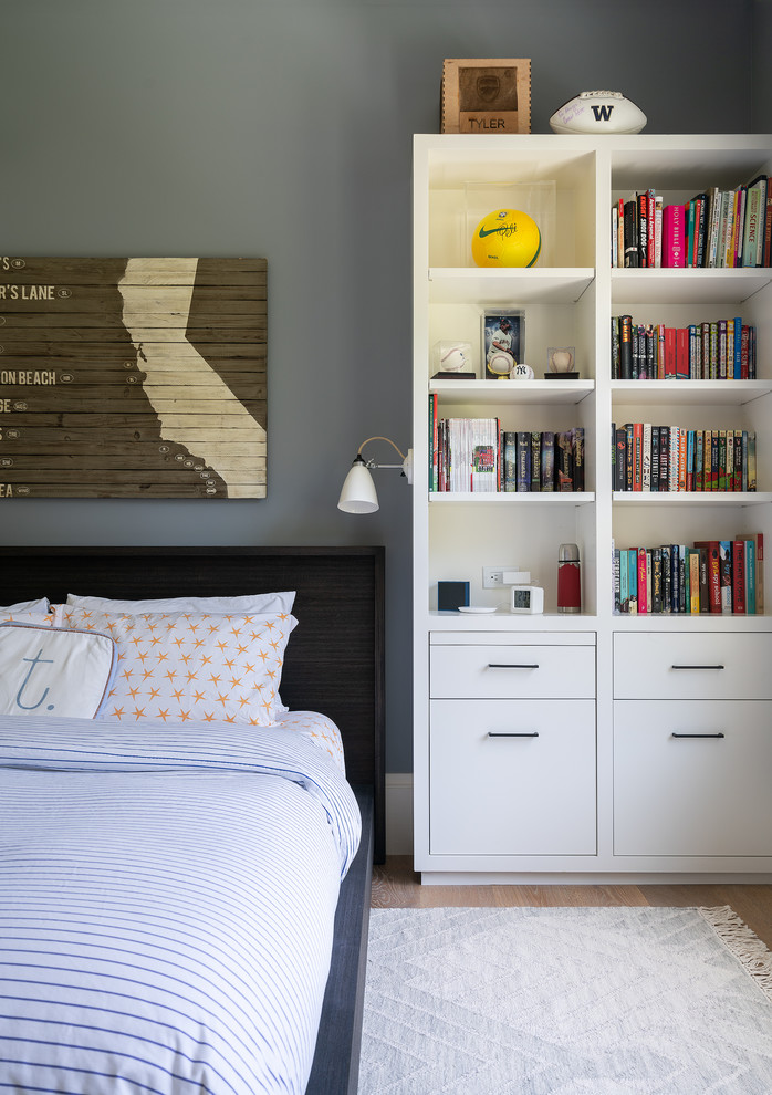 Neutrales, Mittelgroßes Modernes Jugendzimmer mit Schlafplatz, grauer Wandfarbe, braunem Holzboden und braunem Boden in San Francisco