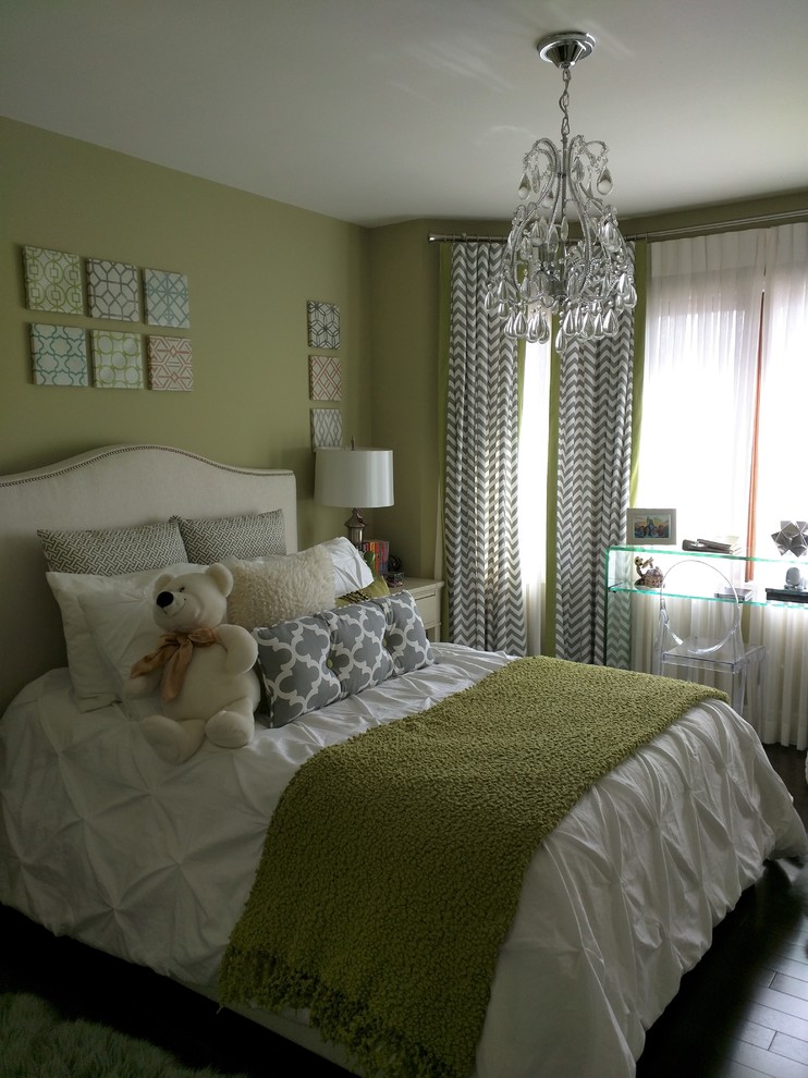 Exempel på ett litet klassiskt barnrum kombinerat med sovrum, med gröna väggar, mörkt trägolv och brunt golv