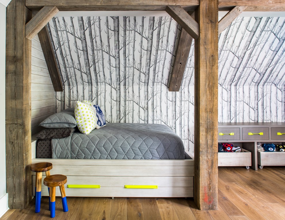 Inspiration för ett maritimt barnrum kombinerat med sovrum, med flerfärgade väggar och mellanmörkt trägolv