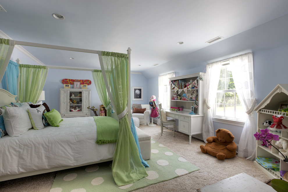 Aménagement d'une chambre d'enfant classique de taille moyenne avec un mur bleu et moquette.