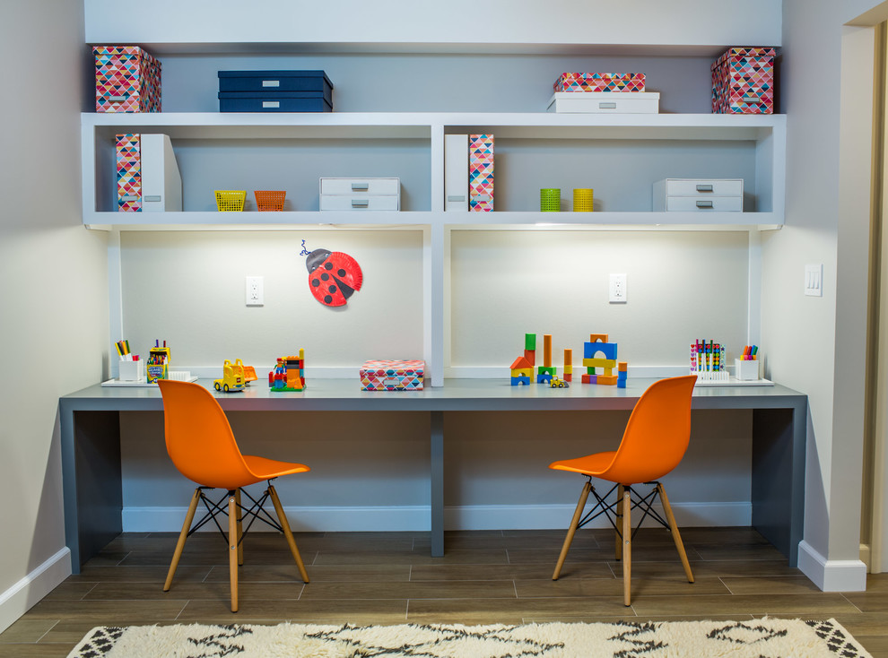 Idéer för ett mellanstort modernt könsneutralt barnrum kombinerat med skrivbord och för 4-10-åringar, med grå väggar, klinkergolv i porslin och brunt golv