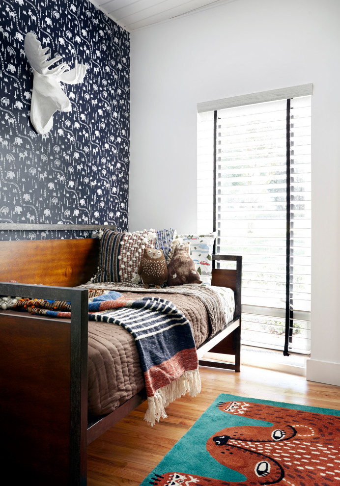 Inspiration för ett funkis pojkrum kombinerat med sovrum, med svarta väggar, mellanmörkt trägolv och brunt golv