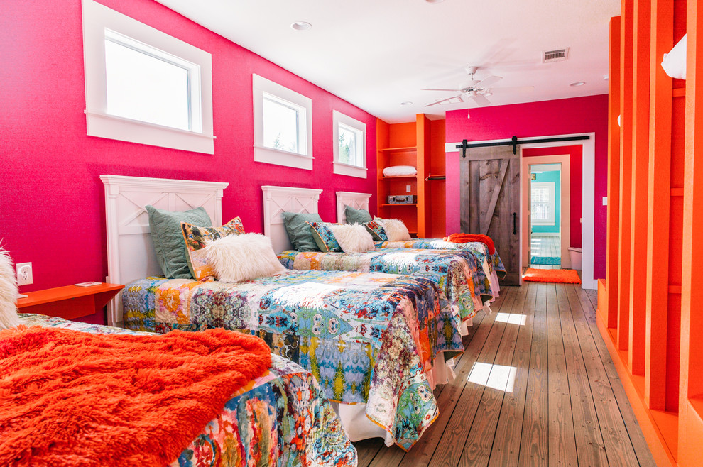 Esempio di una cameretta per bambini da 4 a 10 anni country con pareti rosa, parquet scuro e pavimento marrone