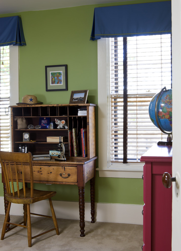Aménagement d'une chambre neutre éclectique avec un bureau, un mur vert et moquette.