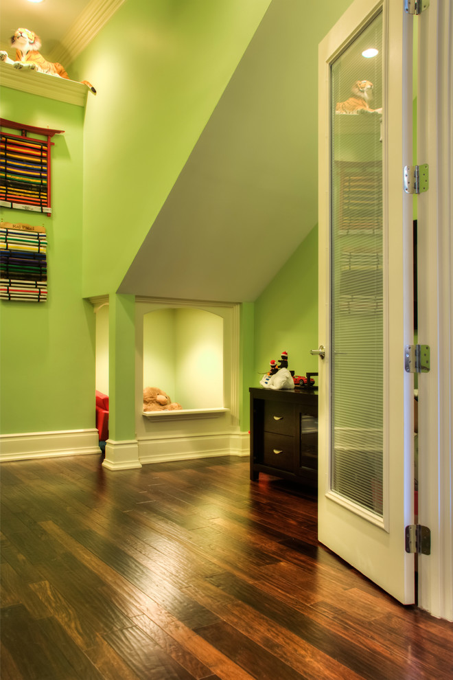 Aménagement d'une chambre d'enfant de 4 à 10 ans contemporaine avec un mur vert et parquet foncé.