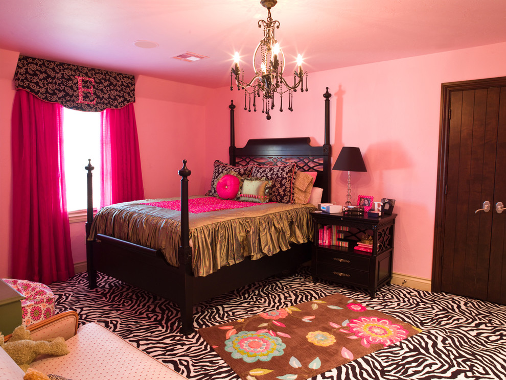 Bild på ett eklektiskt barnrum, med rosa väggar och flerfärgat golv