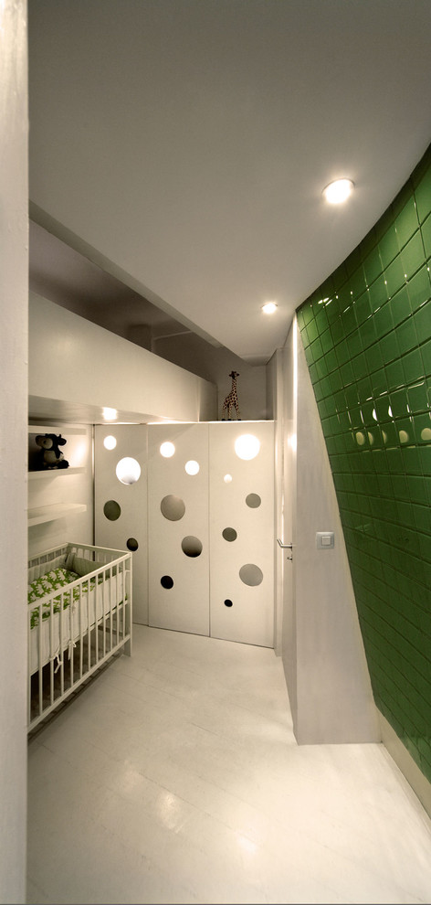 Bild på ett mellanstort funkis könsneutralt småbarnsrum kombinerat med sovrum, med flerfärgade väggar