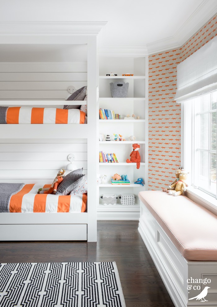 Inspiration för mycket stora klassiska könsneutrala barnrum kombinerat med sovrum och för 4-10-åringar, med orange väggar, mörkt trägolv och brunt golv