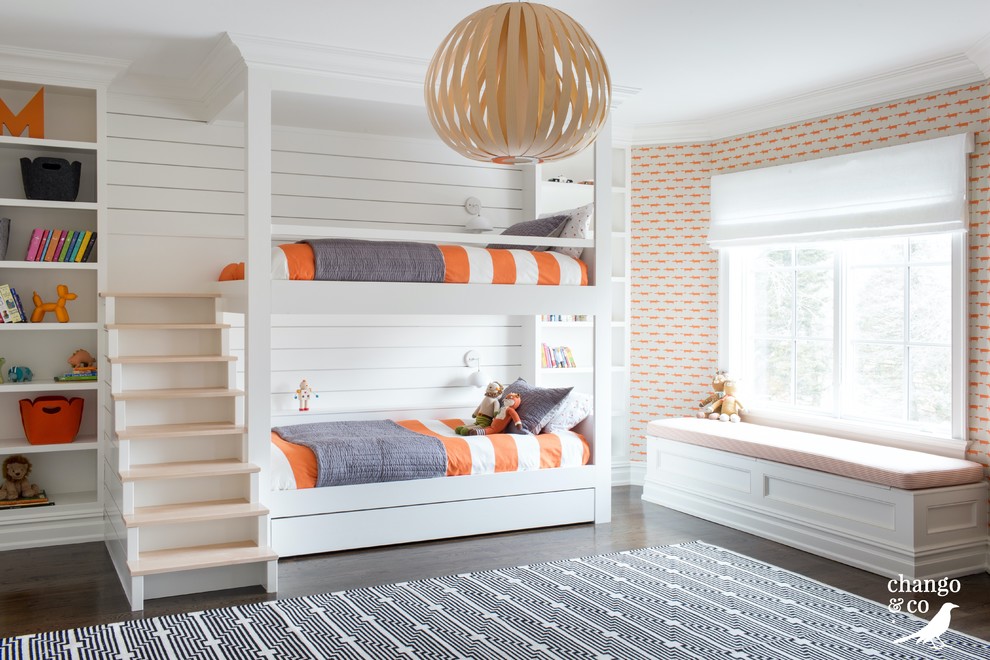 Exempel på ett mycket stort klassiskt könsneutralt barnrum kombinerat med sovrum och för 4-10-åringar, med orange väggar, mörkt trägolv och brunt golv