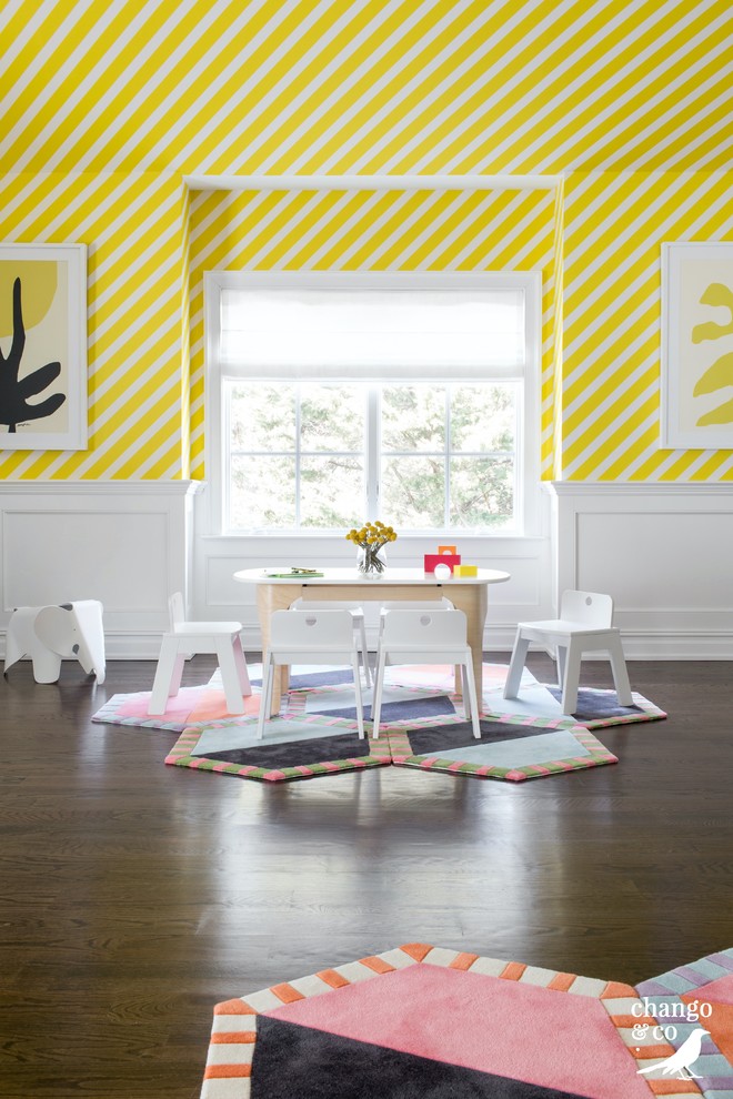 Geräumiges, Neutrales Klassisches Kinderzimmer mit Spielecke, gelber Wandfarbe, dunklem Holzboden und braunem Boden in New York
