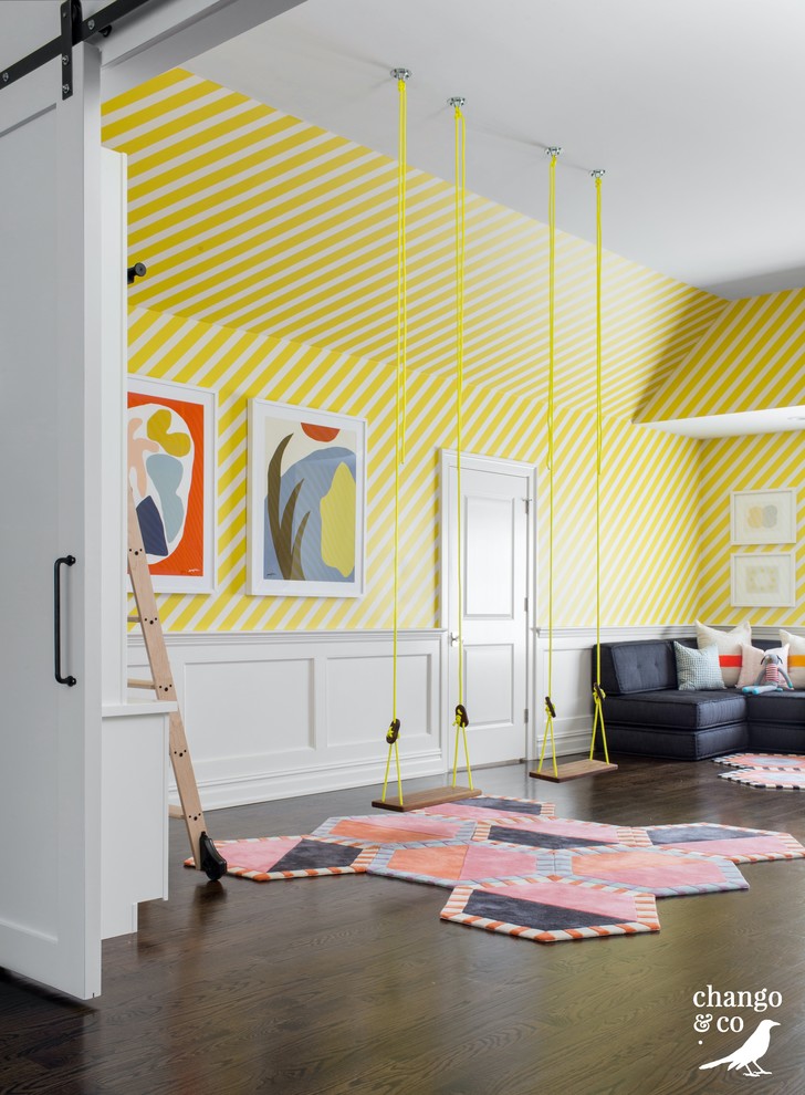 Idee per un'ampia cameretta per bambini da 1 a 3 anni classica con pareti gialle, parquet scuro e pavimento marrone