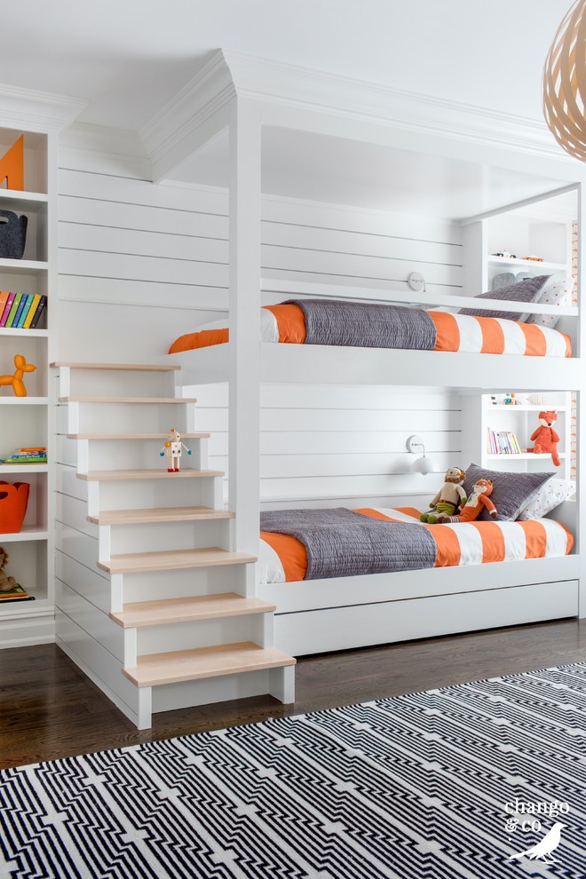 Exempel på ett mycket stort klassiskt könsneutralt barnrum kombinerat med sovrum och för 4-10-åringar, med orange väggar, mörkt trägolv och brunt golv