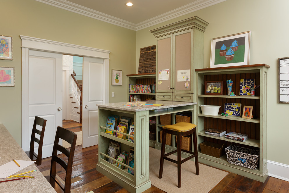 Diseño de habitación infantil unisex tradicional con escritorio, paredes verdes y suelo de madera en tonos medios