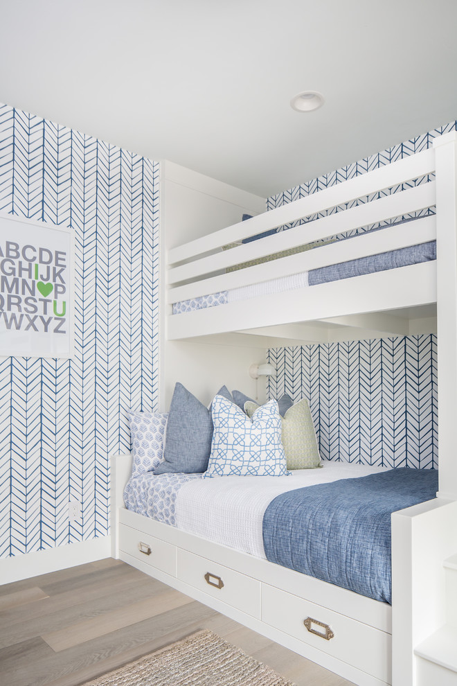 Aménagement d'une chambre d'enfant de 4 à 10 ans méditerranéenne avec parquet clair, un mur multicolore, un sol beige et un lit superposé.