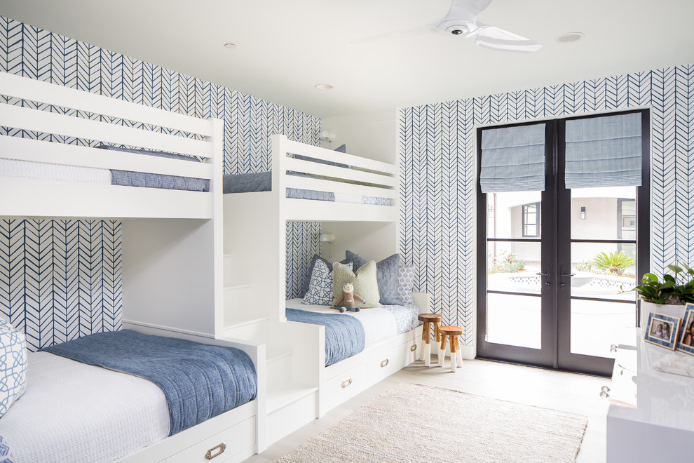 Inspiration för ett medelhavsstil könsneutralt barnrum kombinerat med sovrum, med blå väggar och ljust trägolv