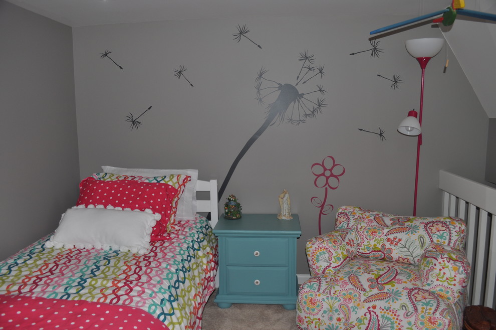 Ejemplo de habitación de niña de 4 a 10 años marinera de tamaño medio con paredes grises y moqueta