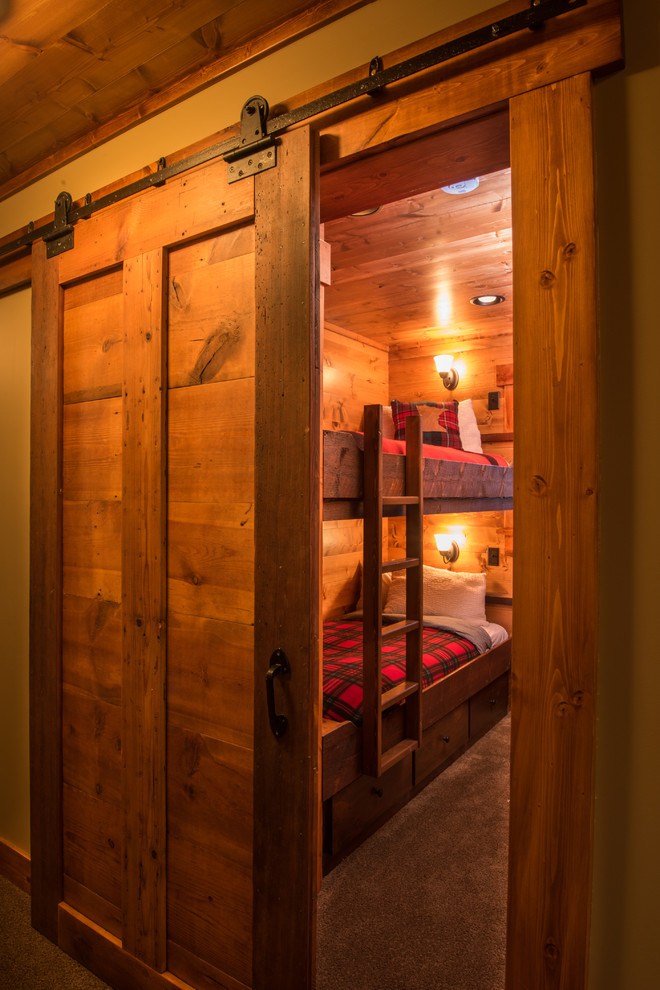 Foto di una cameretta da letto stile rurale con pareti marroni e moquette