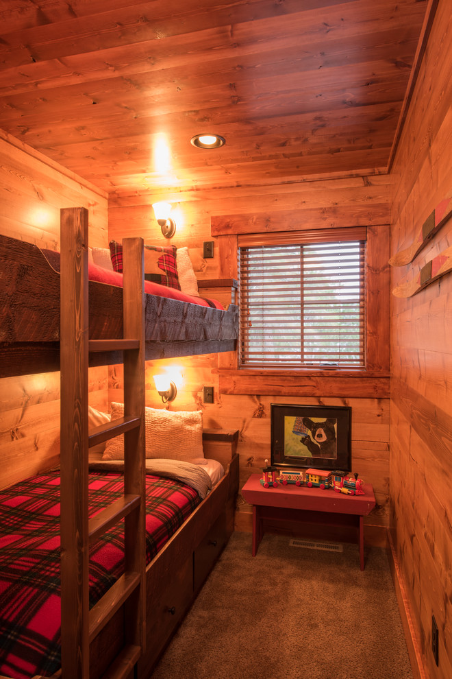 Idee per una cameretta da letto stile rurale con pareti marroni e moquette