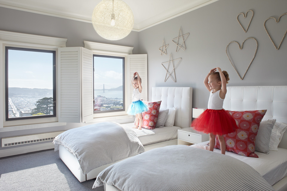 Inredning av ett modernt stort flickrum kombinerat med sovrum och för 4-10-åringar, med grå väggar och heltäckningsmatta
