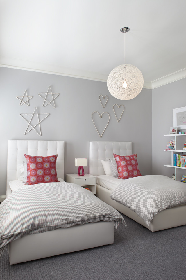 Ejemplo de dormitorio infantil de 4 a 10 años minimalista grande con paredes grises y moqueta