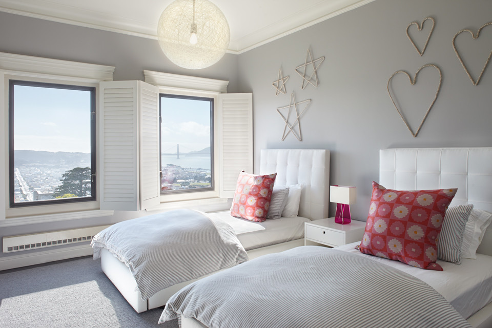 Großes Modernes Mädchenzimmer mit Schlafplatz, grauer Wandfarbe und Teppichboden in San Francisco
